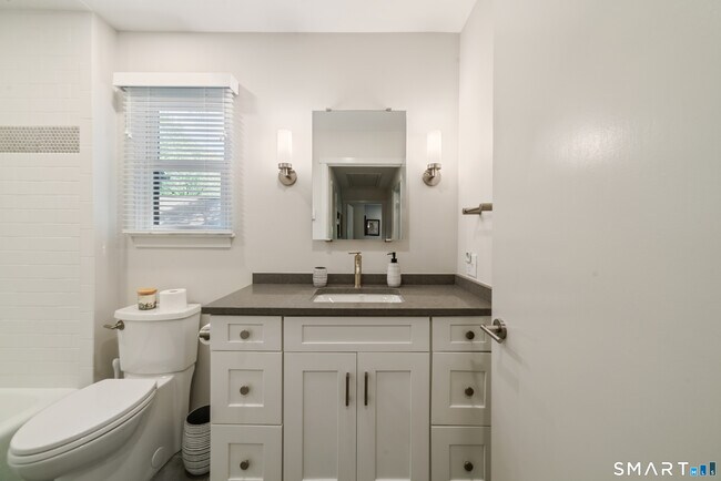 Building Photo - 595 Heritage Vlg