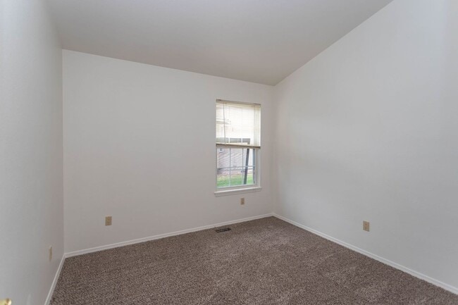 Building Photo - Lovely District 20 Townhome!