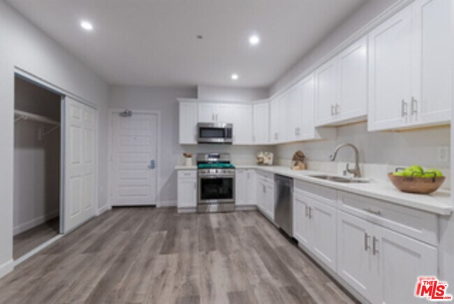 Building Photo - 850 S Gramercy Pl