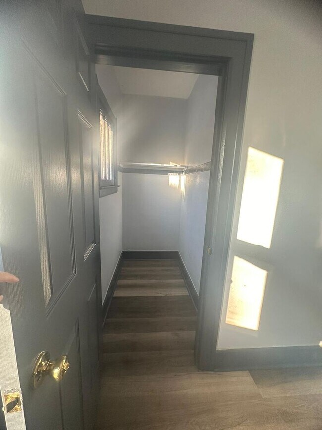 Building Photo - Move in Special!!! NEWLY UPDATED 3 B!EDROO...
