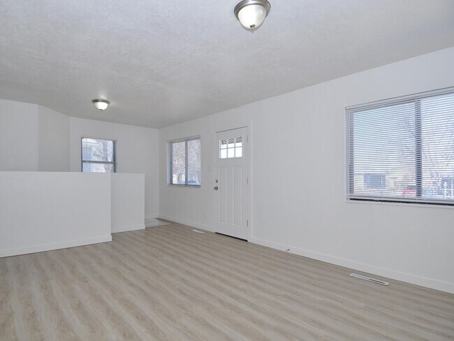 Building Photo - 3 Bedroom House with 2 Car Garage/Workshop