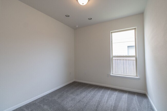 Building Photo - 909 Durness Dr