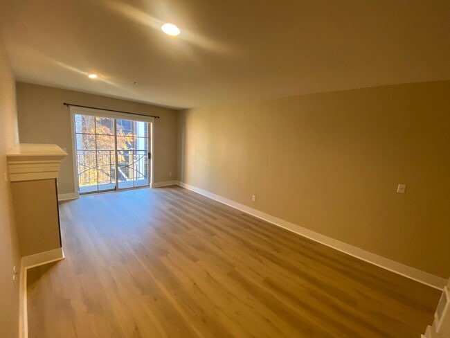 Building Photo - Queen Anne Condo!!