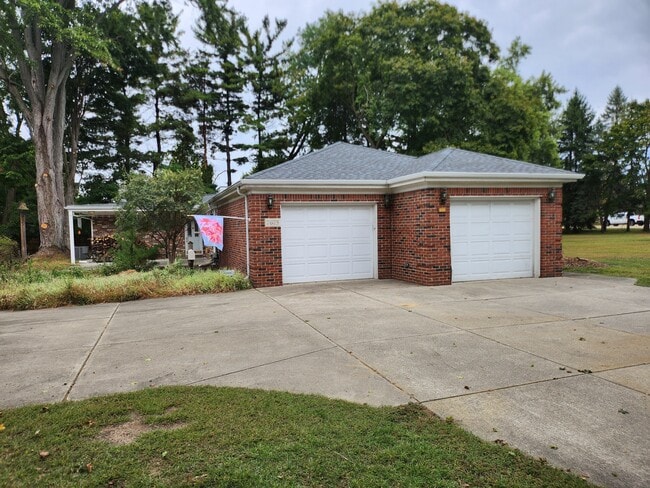 Building Photo - 7675 N Hix Rd