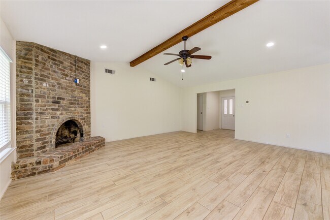 Building Photo - 2114 River Village Dr