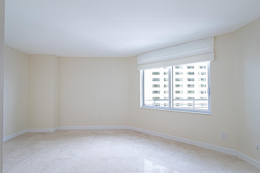 Building Photo - 335 S Biscayne Blvd