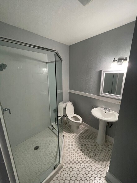 Building Photo - 506 E Guenther St