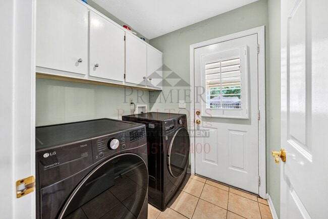 Building Photo - 7005 Robin's Nest Dr