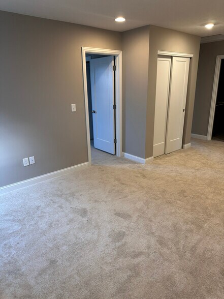 Building Photo - 2027 Aerotrain Ct N