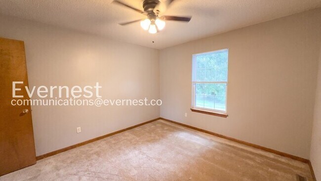 Building Photo - 3 Bed/1.5 Bath Home with Fenced Yard & Garage / Pet-Friendly / Vouchers Accepted / Available Now!