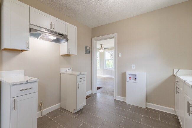 Building Photo - 1055 University St