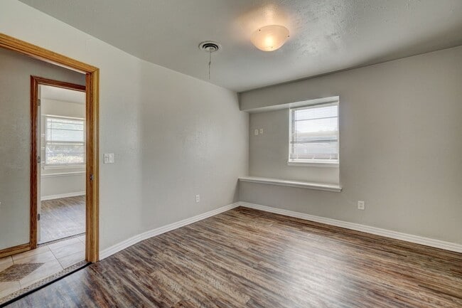 Building Photo - Nice 4 Bed 1.5 Baths Located near Tinker Diagonal