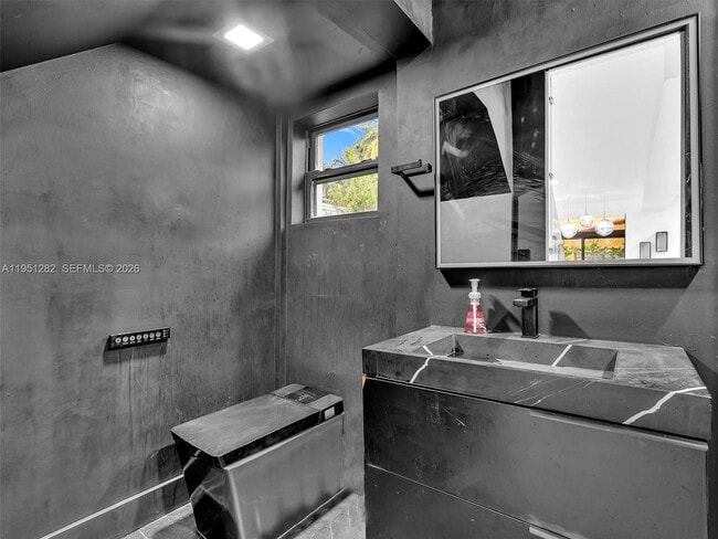 Building Photo - 3010 Alton Rd