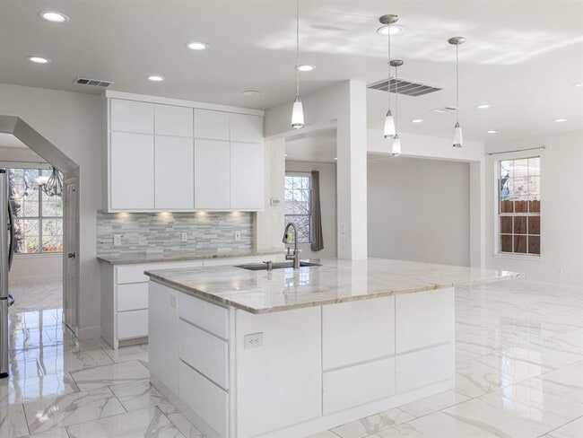 Building Photo - 7730 Lakewood Dr