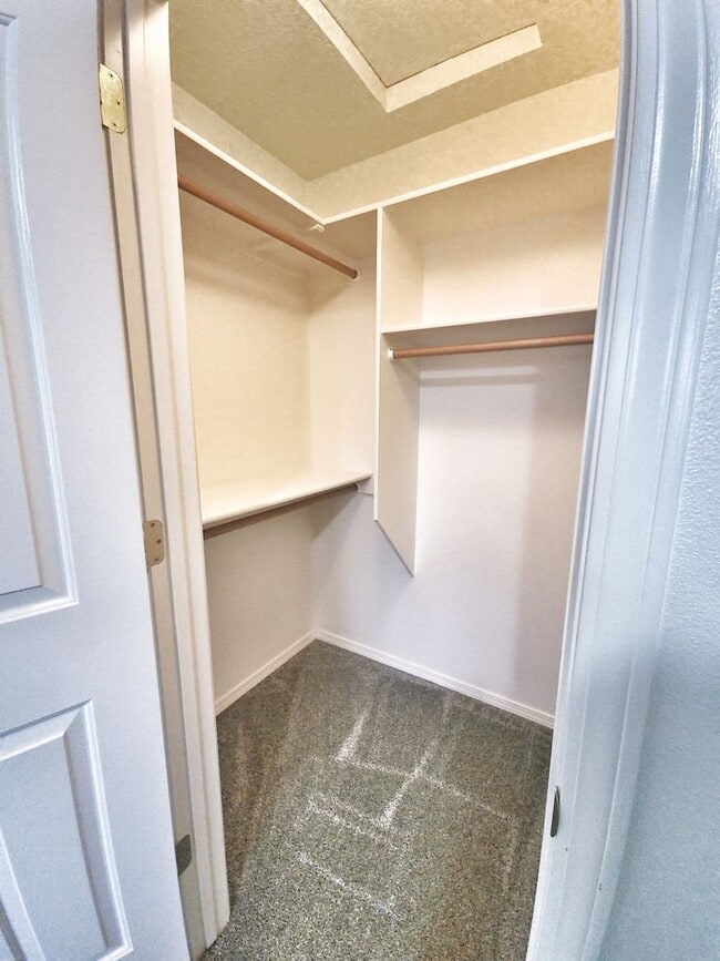 Building Photo - Beautiful 3 bed 1.5 bath Townhome with gar...