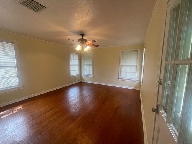 Building Photo - Spacious Inside & Out!