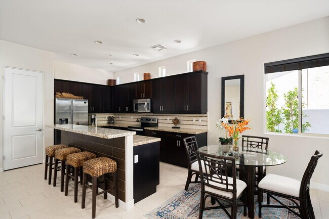 Building Photo - 53385 Avenida Mendoza