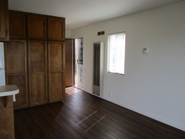 Building Photo - Desirable Pt Loma Fully Updated 1 BDR 1 BA Apartment.