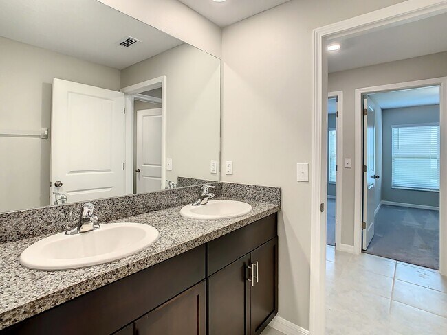 Building Photo - Beautiful 4 bedroom 2.5 bathroom Single Family House! Like new!