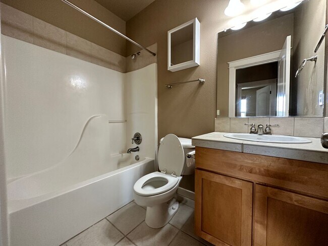 Building Photo - SPACIOUS SINGLE FAMILY HOME LOCATED IN SW REDMOND!