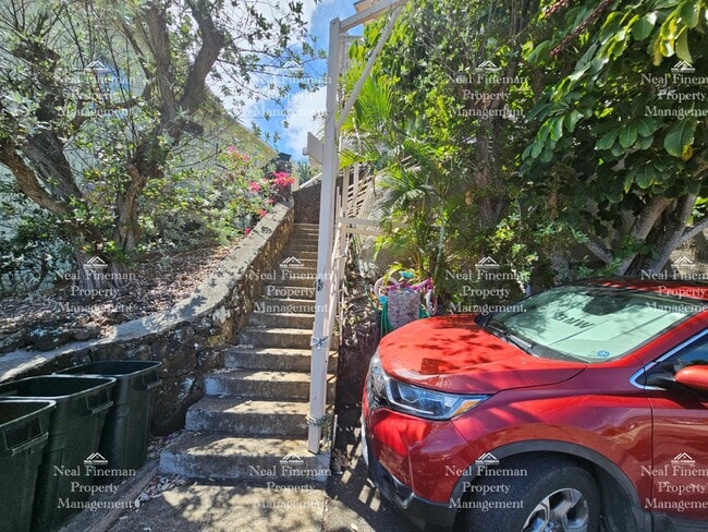 Building Photo - Studio/1 Bathroom Apartment. 60 steps walk up to the apartment. No parking. Rented as shown