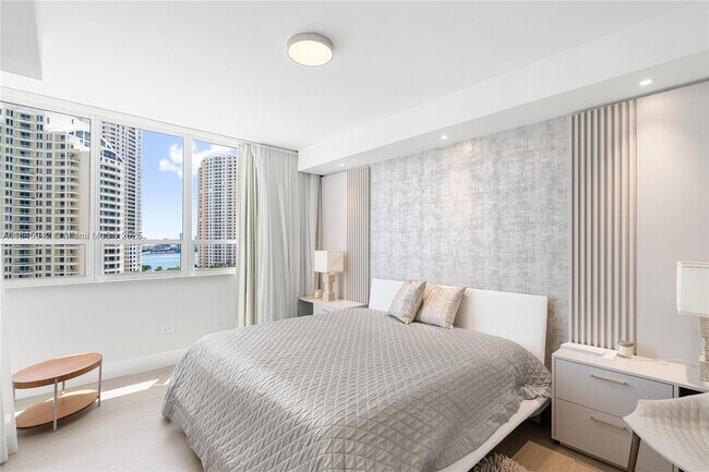 Building Photo - 801 Brickell Key Blvd