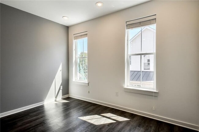 Building Photo - 2624 Metcalfe Rd