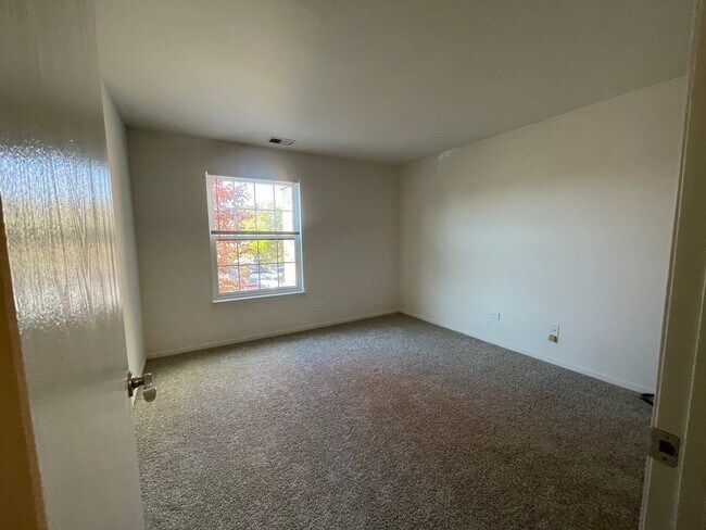 Building Photo - 107 Bent Tree Ln