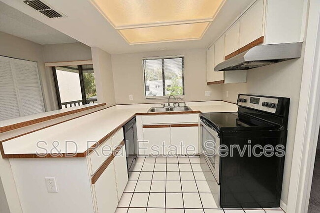 Building Photo - 1808 Village Ct