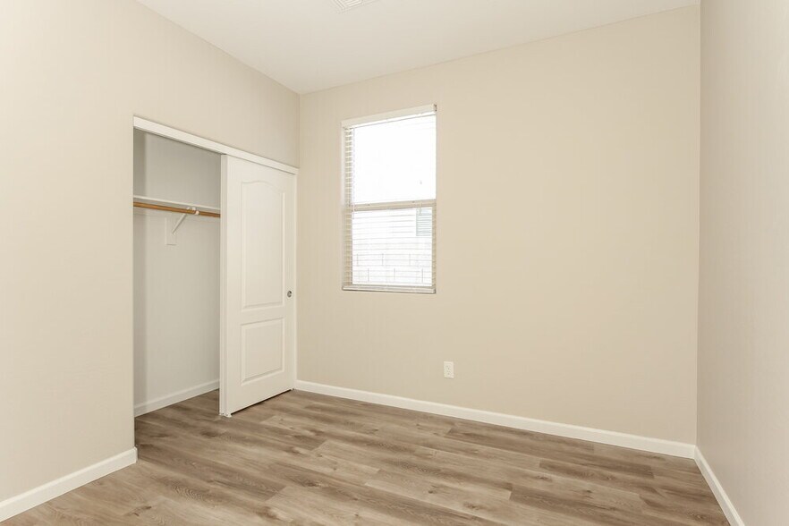 Building Photo - 1072 S 177th Dr