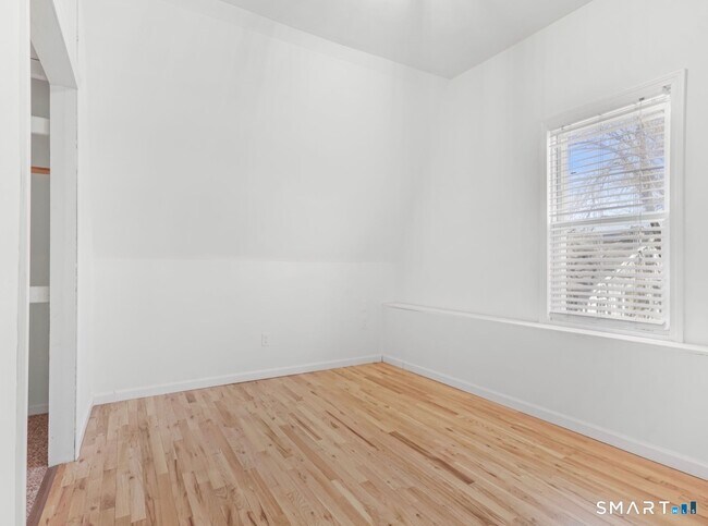 Building Photo - 709 Tunxis Hill Rd