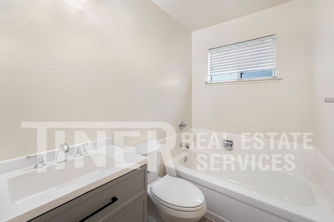 Building Photo - 3000 Nikol St