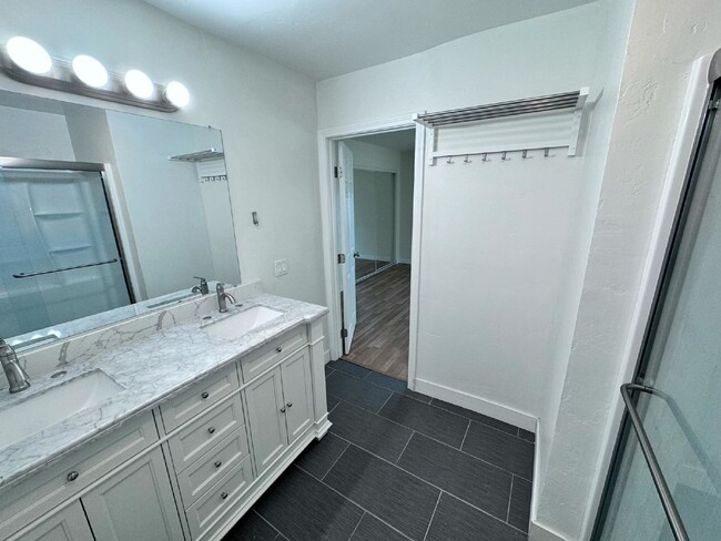 Building Photo - "Spacious 3-Bedroom Condo with 2 Full Bath...