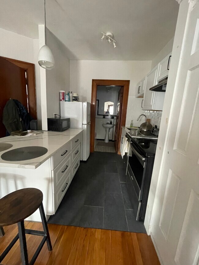 Building Photo - 845 Beacon St