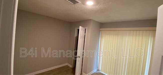 Building Photo - 918 Lakewood Ln