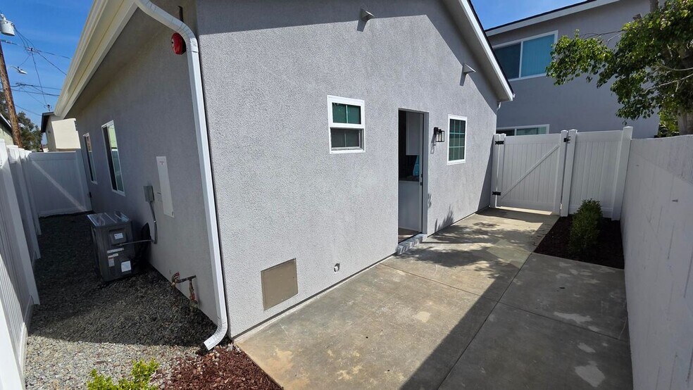 Building Photo - 988 El Camino Dr