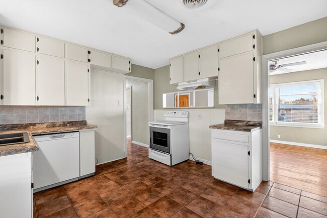 Building Photo - 1801 S 47th St