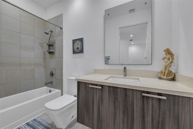 Building Photo - 1045 NE 18th Ave