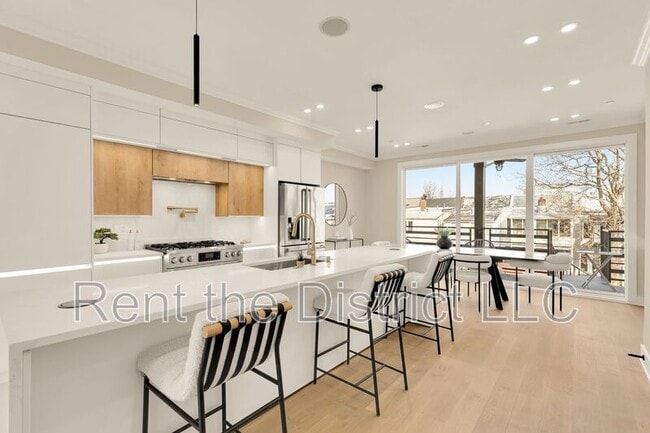 Building Photo - 1365 Perry Pl NW