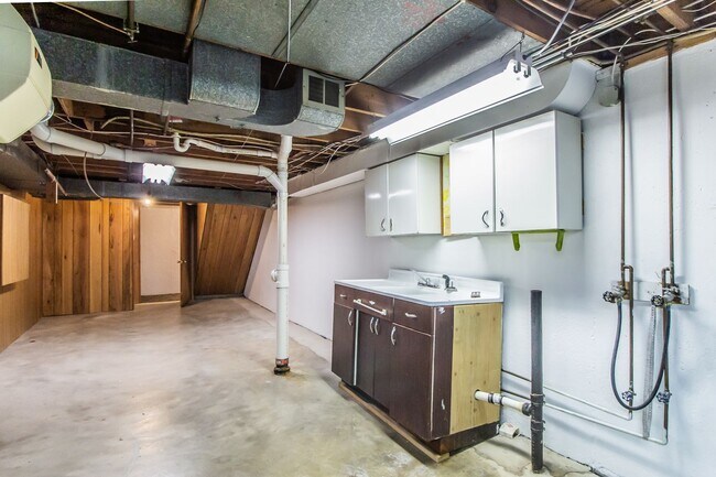 Building Photo - Lovely Large 3 Bedroom 1 1/2  Bath Ranch Style Home