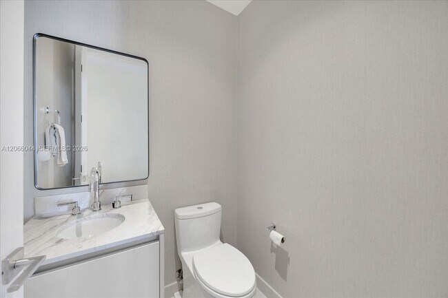 Building Photo - 2821 S Bayshore Dr