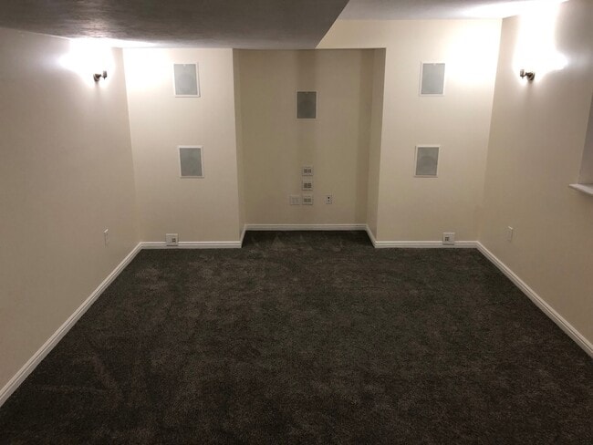 Building Photo - Spacious Sandy Rambler w 2 car attached