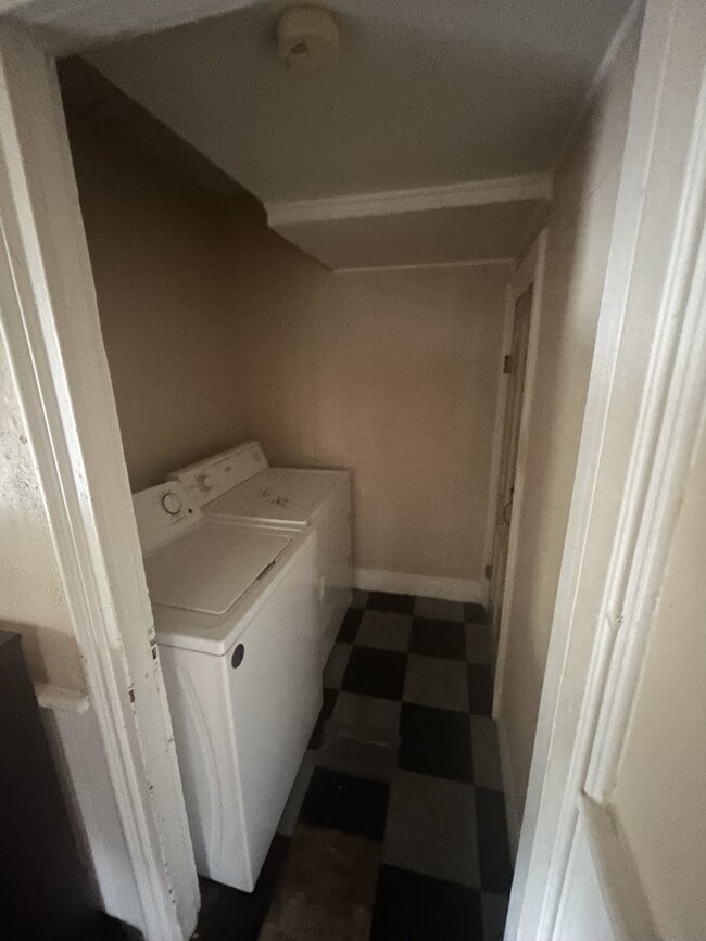 Building Photo - 24 Custer St