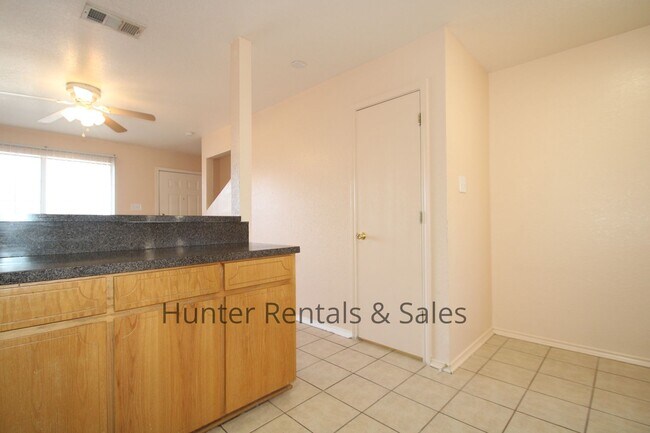 Building Photo - 2 Bedroom Townhome Ready For You!