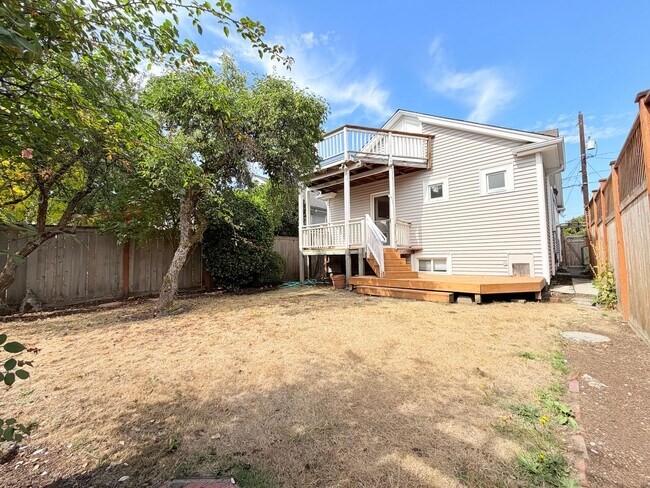 Building Photo - Charming Craftsman in Phinney Ridge - AVAILABLE NOW!