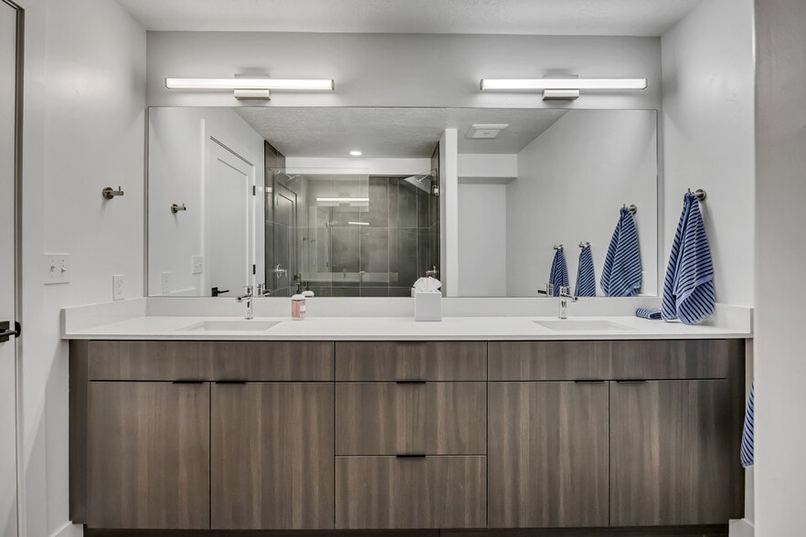 Building Photo - 833 S 800 E