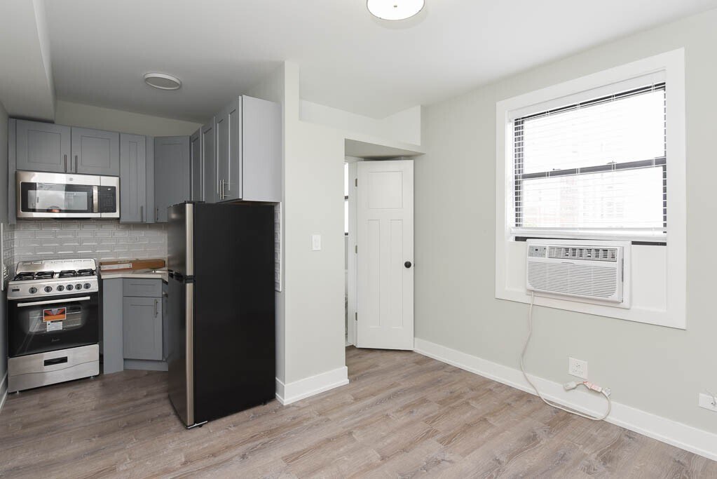 Building Photo - 545 W Belmont Ave