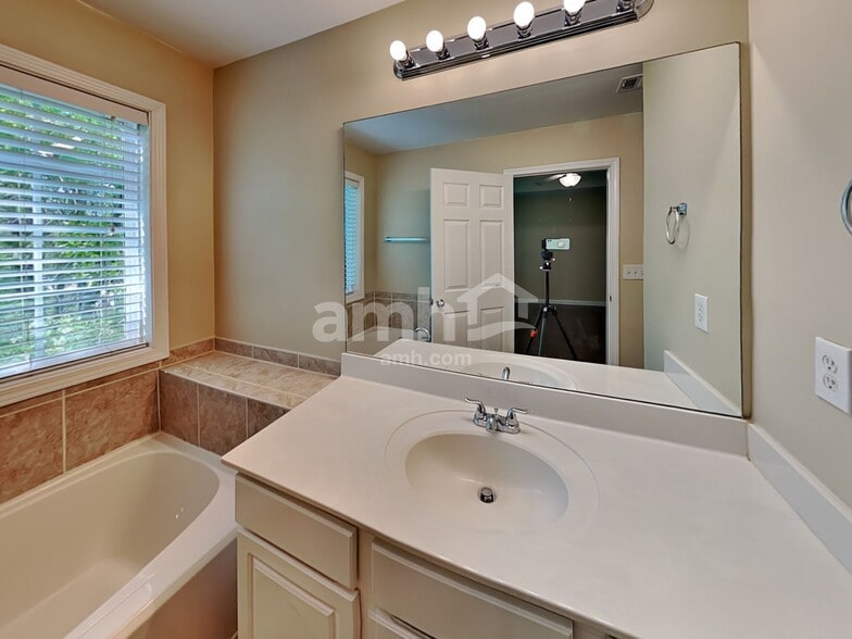 Building Photo - 208 Cole Ct