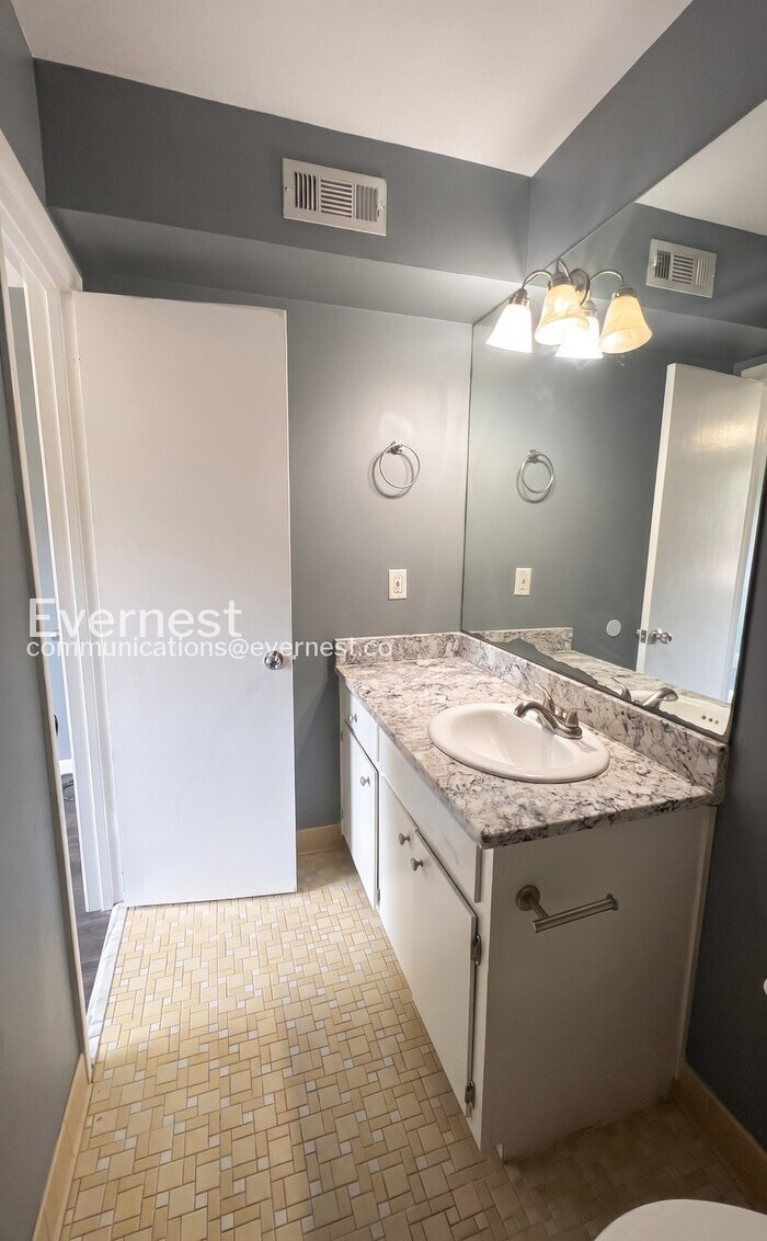 Building Photo - 2620 Southbury Cir