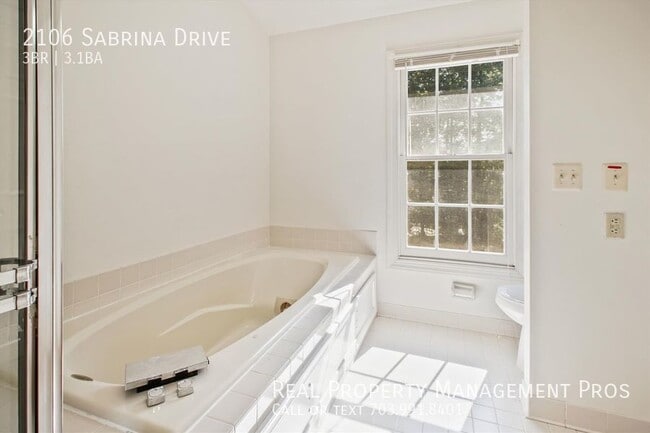 Building Photo - 2106 Sabrina Dr